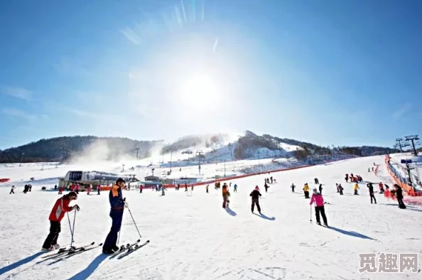 爽好舒服小雪别，冬季旅游热潮来袭，各地滑雪胜地人气爆棚，畅享冰雪乐趣！