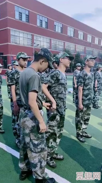 军训大白兔蹦出来了！学生们惊喜发现神秘角色现身，现场气氛瞬间升温引发热议！
