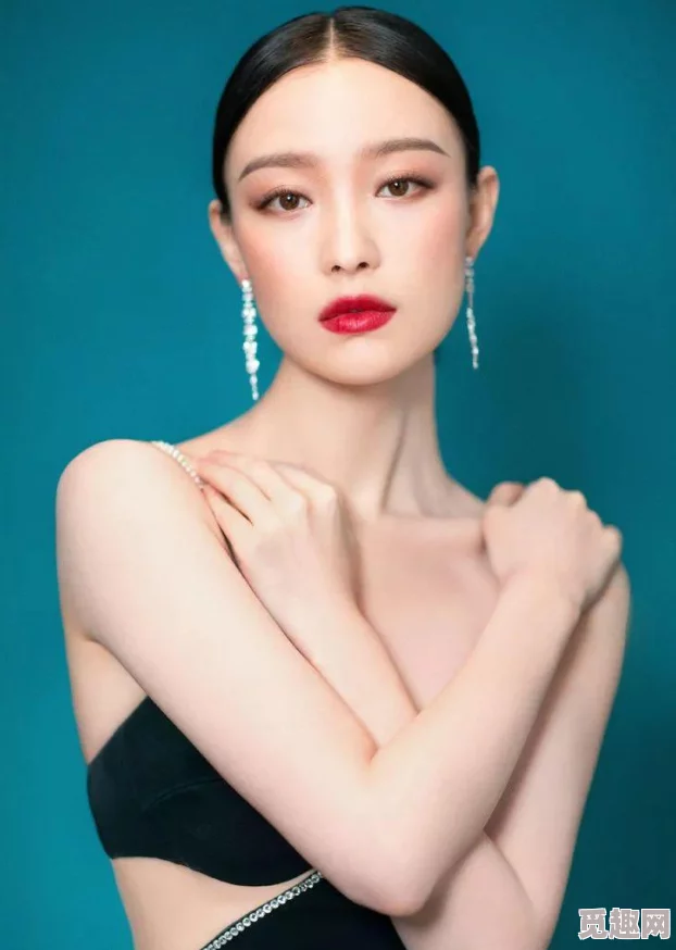 从脚到胸的热烈亲吻，内衣轻脱间的浪漫瞬间：一场撩人心弦的爱情戏剧
