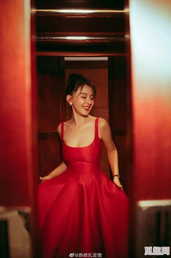 优雅美女身穿白丝，撅起屁股调皮打屁股的趣味瞬间