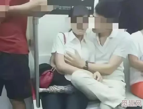 男人摸女人胸视频网友认为这种行为不尊重女性，应该加强对性骚扰的法律意识和社会教育，呼吁保护女性权益