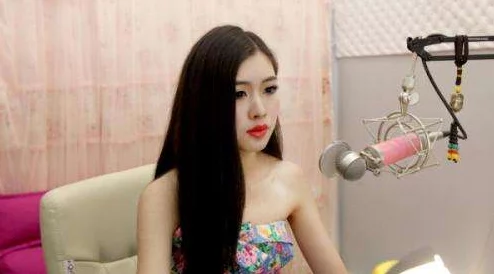 国产女主播在线播放一区二区：最新动态揭示了直播行业的快速发展与新兴主播的崛起，吸引了大量观众关注