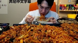 姬小满吃狂铁大季巴这是一道极具地方特色的美食,以其独特的风味和丰富的营养成分闻名于世