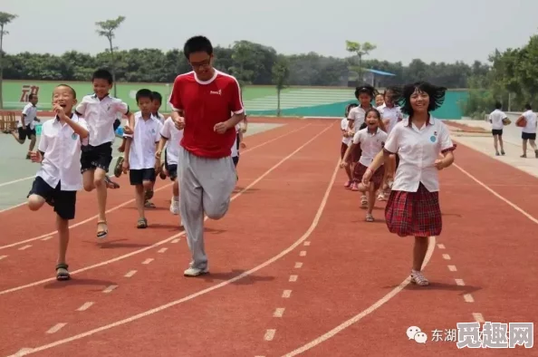 渺渺上体育课长白光阴近日学校举办了趣味运动会，学生们积极参与，展现了团结与拼搏精神