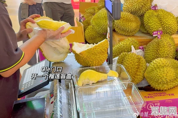 草莓榴莲向日葵十八岁全微糖据说曾匿名投稿美食区结果意外爆红引来无数探店博主