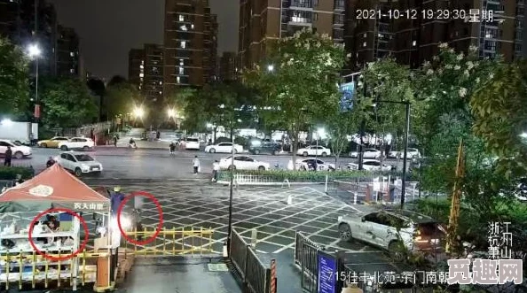 原小区门口监控拍到男子深夜搡女人疑似与情感纠纷有关路人纷纷侧目